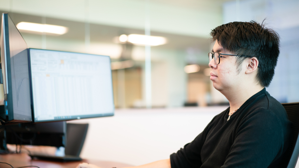 student using double monitors