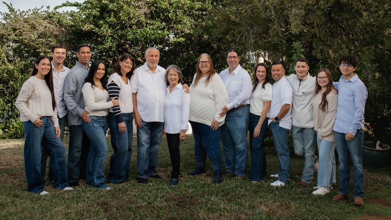  large family posing for a group photo.